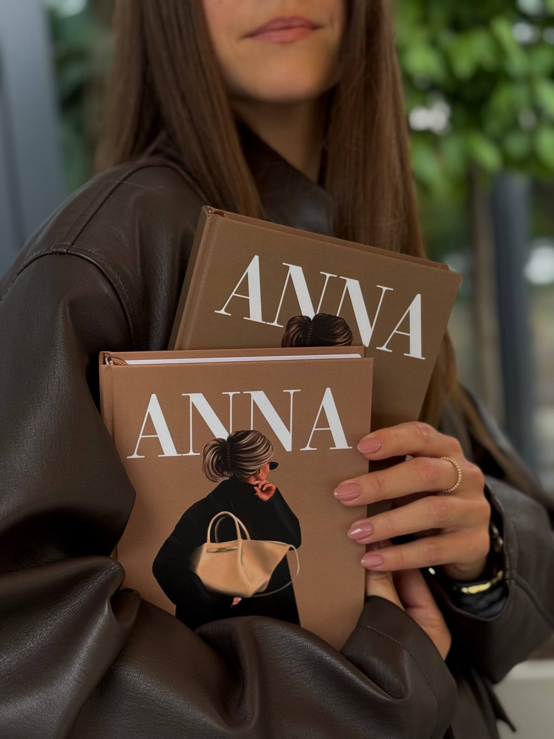 Два блокноти з іменем ANNA та ілюстрацією дівчини — бежевий і рожевий