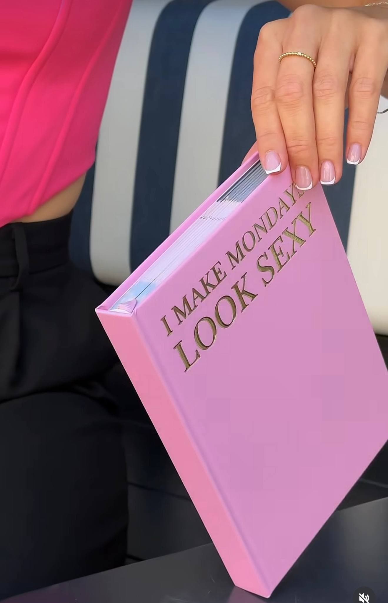 Рожевий блокнот із написом I make Mondays look sexy
