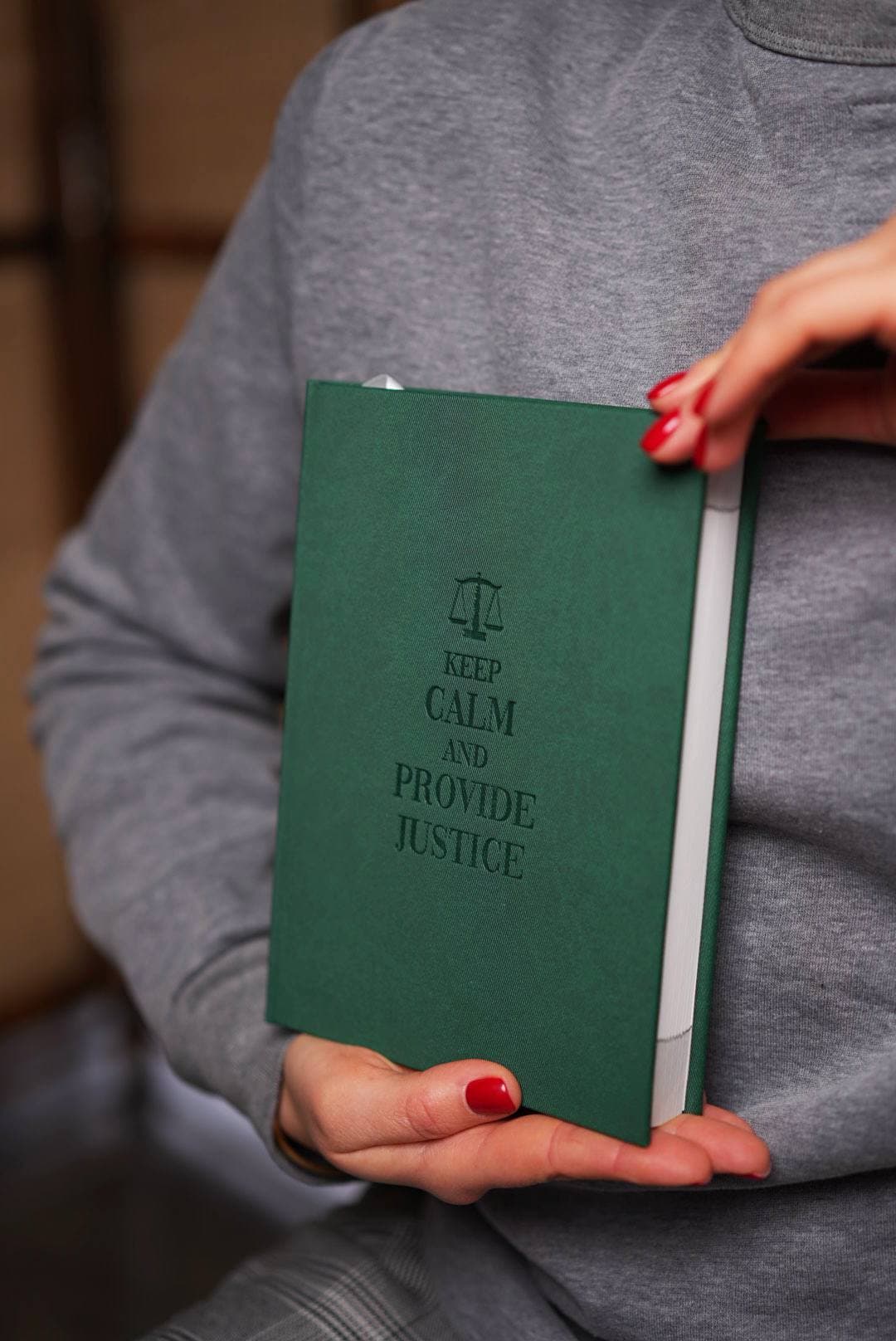 Темно-зелений блокнот із написом Keep calm and provide justice