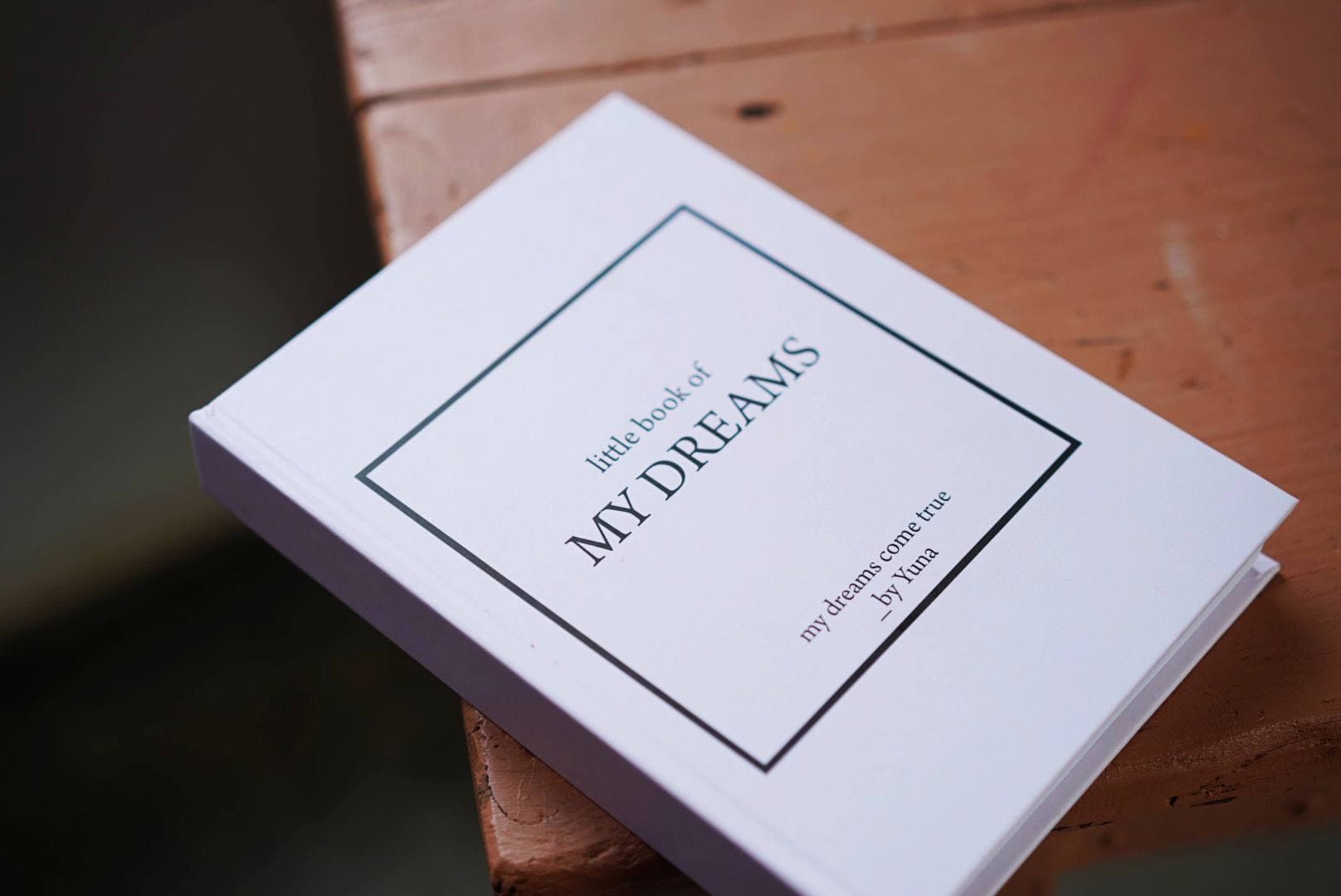 Білий блокнот із написом Notebook of my dreams у рамці